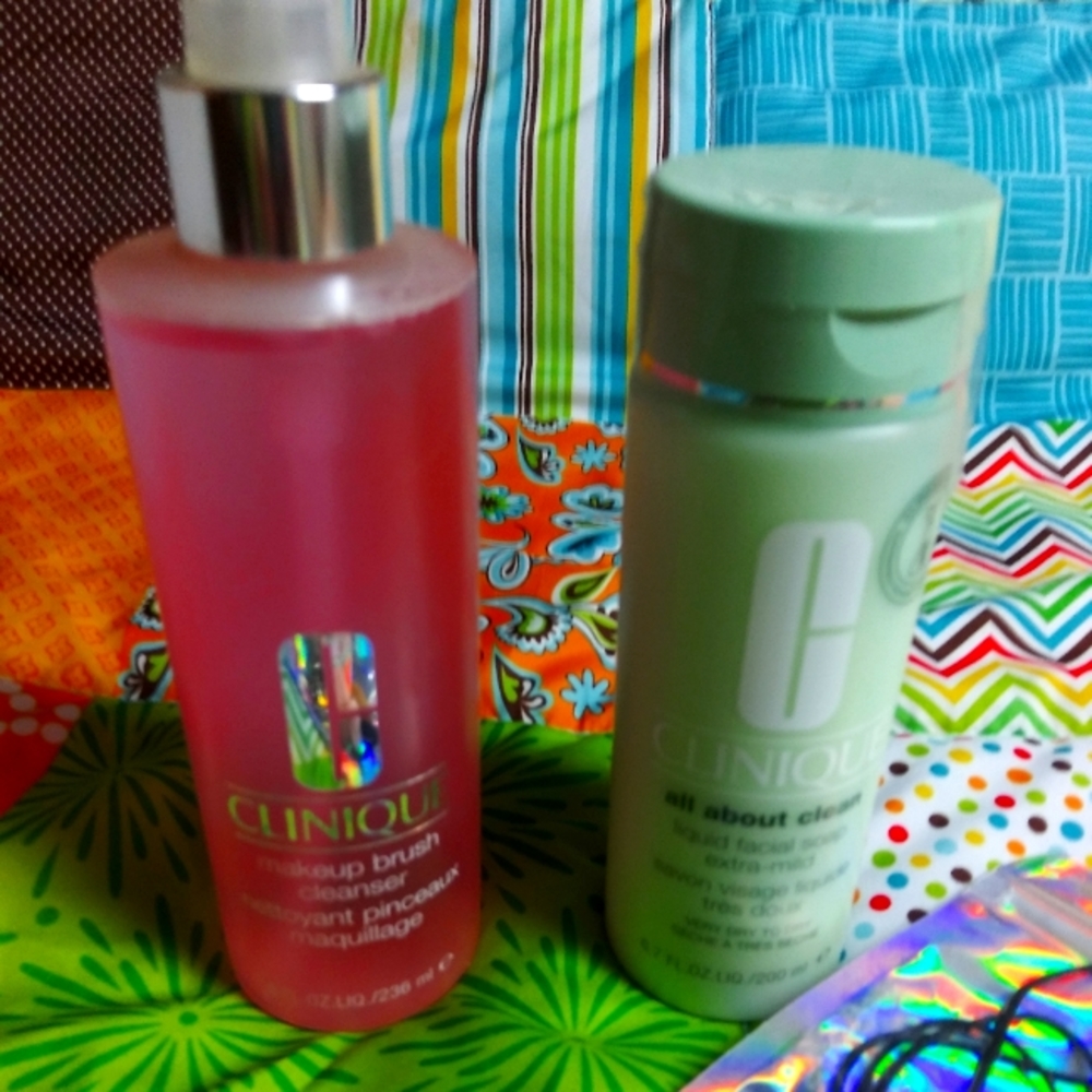 New sealed and unopened Clinique lot and lanyard